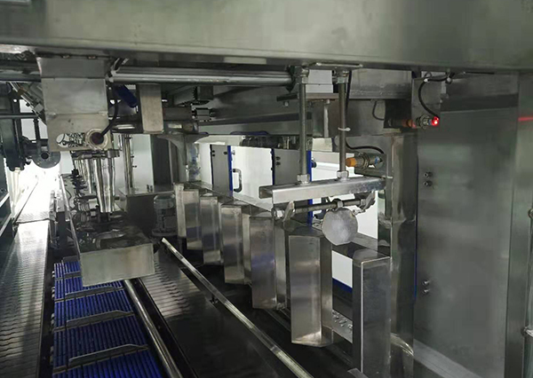 高配置桶裝水（shuǐ）灌裝機